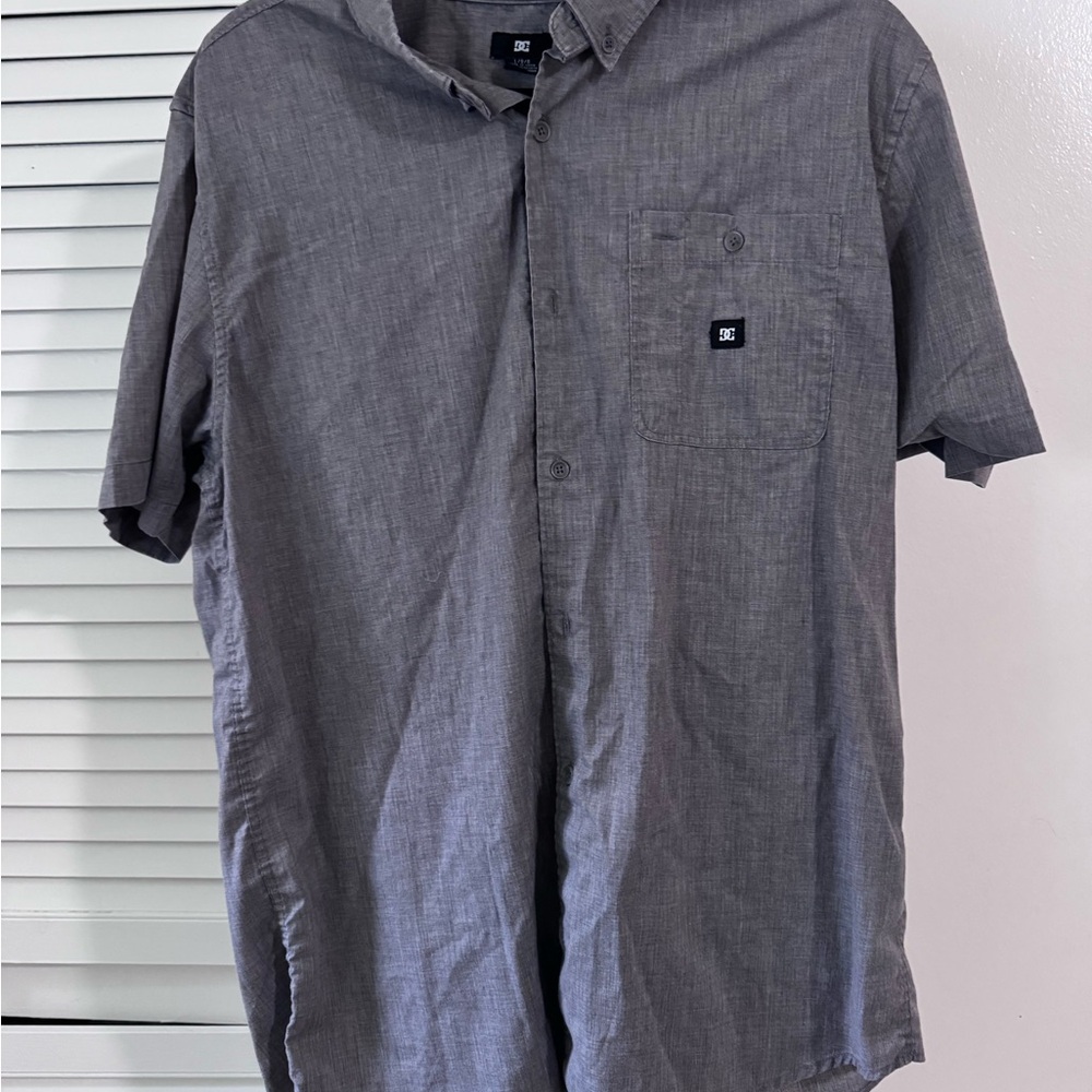 DC Men’s Short Sleeve Button-Down Shirt in Charcoal